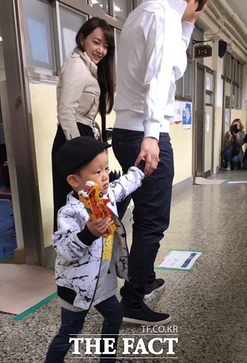 뮤지컬 배우 손준호, 김소현 부부는 아들 손주안 군과 함께 투표소를 찾아 투표의 의미를 되새겼다.