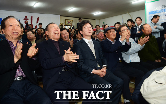 20대 총선 대구 동구을에 무소속으로 출마한 유승민 후보가 13일 오후 6시 선거사무소에서 지지자들과 함께 방송 3사 출구조사 결과를 지켜보고 있다. /대구=배정한 기자