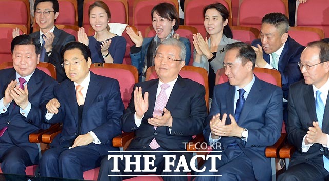 제20대 국회의원선거일인 13일 오후 더불어민주당 선거상황실이 마련된 국회의사당 의원회관을 찾은 김종인(왼쪽 세 번째) 대표와 당원들이 개표 상황을 지켜보며 환호하고 있다./국회=이효균 기자