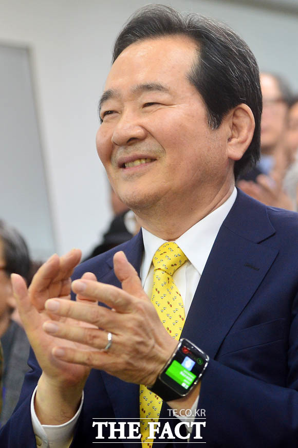 전화도 잠시 잊은 채...