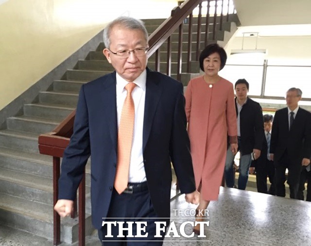 양승태 대법원장(왼쪽)은 오전 8시 15분쯤 아내 김선경 씨와 투표소를 찾아 한 표를 행사했다.