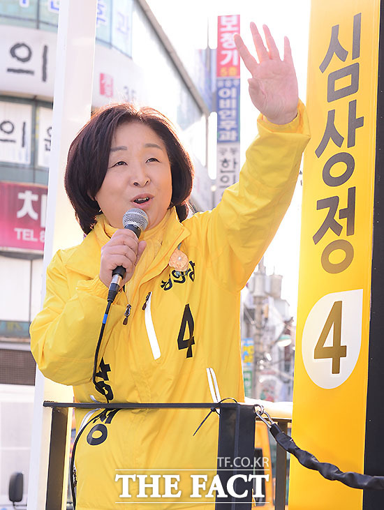 13일 진행된 제20대 국회의원 총선거 방송3사 출구조사에서 경기도 고양시 갑은 심상정 정의당 후보가 56.6%를 얻어 43.7%의 손범규 새누리당 후보를 13%p가량 앞섰다. /이덕인 기자