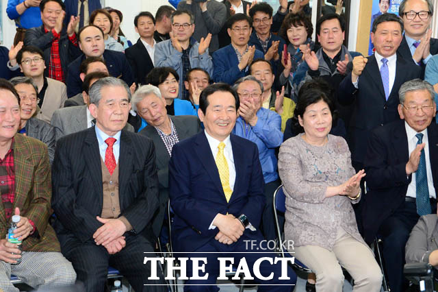 출구 조사 결과에 환호하는 정세균 캠프