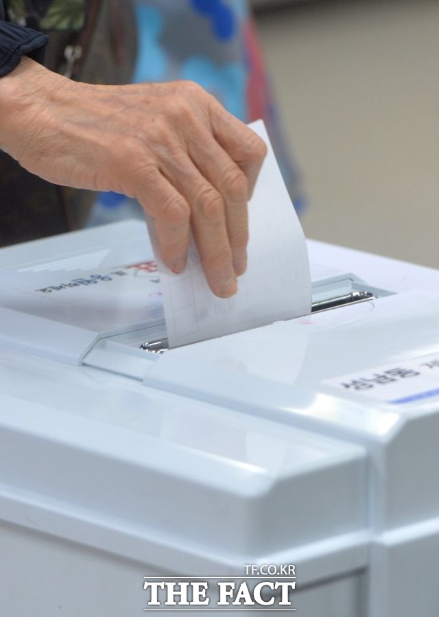 여야는 물론 정치권 안팎은 이번 총선 투표율에 촉각을 곤두세우고 있다. 여야가 투표율에 촉각을 곤두세우는 것은 일반적으로 투표율이 높으면 보수보다는 진보에 유리하다는 관측이 우세하기 때문이다. 이런 이유로 정치권 안팎에선 투표율 55%를 주목하고 있다. /더팩트DB