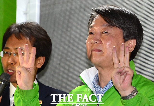 기호 3번 포즈를 취하는 안철수 대표./노원병=이새롬 기자