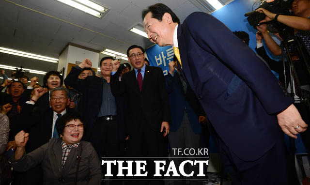 지지자들을 향해 인사하는 정 후보