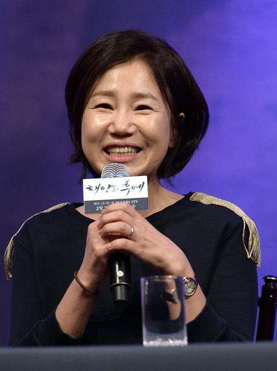 태양의 후예를 집필한 김은숙 작가. 김 작가는 엔딩에 대해 같은 실수는 하지 않을 것이라고 말했다. /KBS 제공