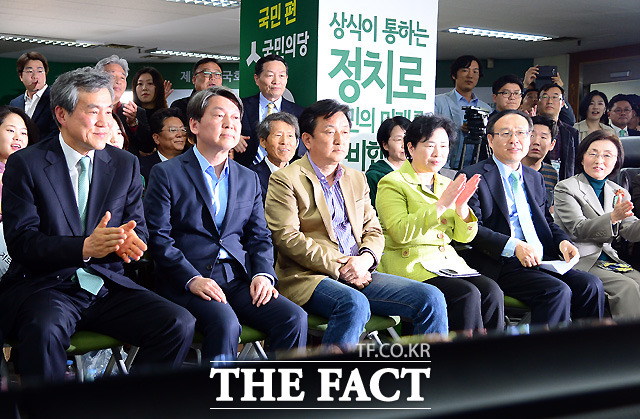 안철수(왼쪽 두 번째) 국민의당 상임 공동대표가 제20대 국회의원선거 투표가 마감된 13일 오후 서울 마포 국민의당 당사를 찾아 당지도부들과 함께 출구 조사 결과를 지켜보고 있다./마포=이새롬 기자