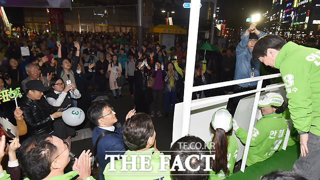 지지자들에게 인사를 하는 안철수 대표./노원병=이새롬 기자