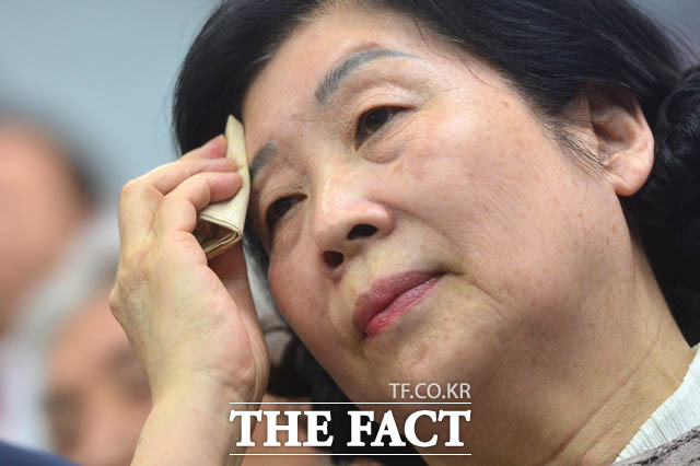 우세한 결과에도 땀이 흐르는 최혜경 씨