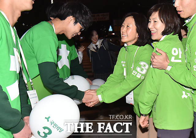 안철수 대표의 부인 김미경 서울대 교수가 노원구 상계동 롯데백화점 앞에서 지지자들과 악수를 하고 있다./노원병=이새롬 기자