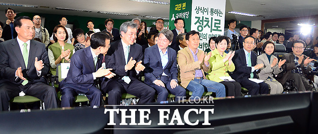 안철수 국민의당 상임공동대표는 13일 투표 마감 직후인 오후 6시 방송 3사 출구조사 결과에서 여당이 과반 미달한 것으로 나오자 우리가 새누리당 것을 빼와서 그래요. 우리가 후보를 내서라고 말했다./마포=이새롬 기자