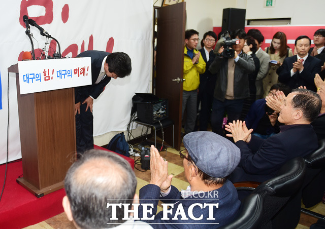 유 당선자가 지지자들에게 감사의 인사를 하고 있다. /대구=배정한 기자