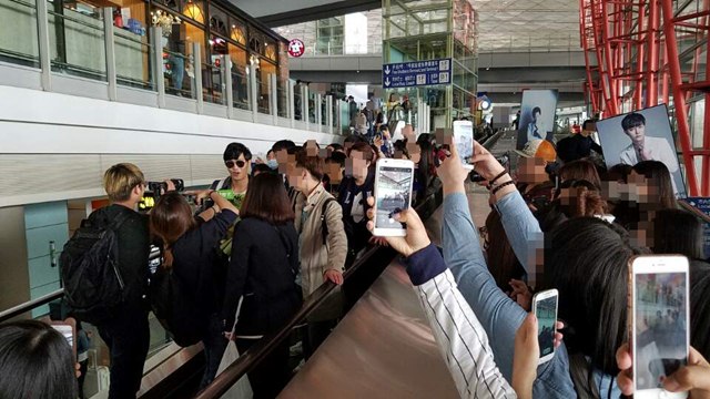 팬들과 취재진에게 둘러싸인 진구. 배우 진구가 등장하자 중국 베이징 공항이 들썩였다. /BH 엔터테인먼트 제공