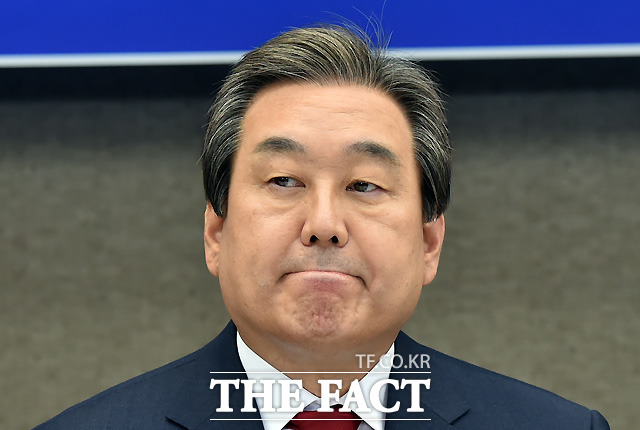 김무성 새누리당 대표가 김비오 더불어민주당 후보를 누르고 부산시 중·영도구에서 당선을 확정했다. /이새롬 기자