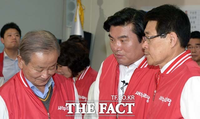 강봉균(왼쪽) 새누리당 공동선대위원장이 제20대 총선 투표가 종료된 13일 저녁 서울 여의도 새누리당사에서 출구 초사를 지켜본 뒤 자리를 나서고 있다./새누리당사=임영무 기자