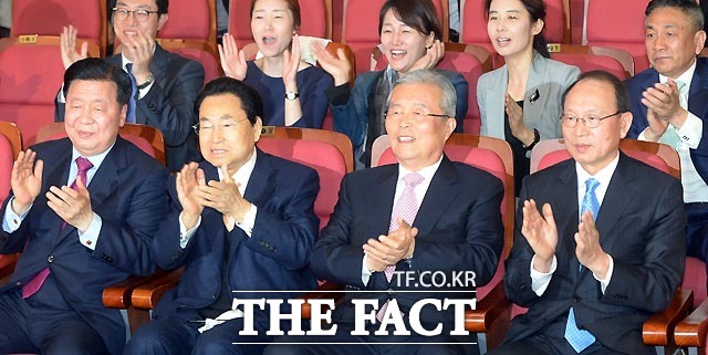 4·13 총선 결과, 더불어민주당이 123석을 확보해 제1당으로 올라섰다. 13일 밤 국회 의원회관에 설치된 상황실에서 개표 결과를 지켜보는 김종인 더불어민주당 비상대책위원회 대표./국회=이효균 기자