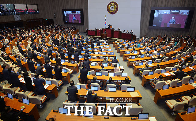 14일 오전 중앙선거관리위원회에 따르면 개표를 완료한 가운데 국회 최종 의석수(300석)는 더민주 123석, 새누리당은 122석, 국민의당은 38석, 정의당 6석으로 확정됐다. 무소속은 11석이다. 사진은 국회 본회의장 전경./더팩트DB