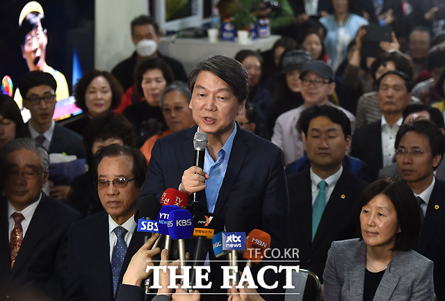 제20대 국회의원선거에서 서울 노원병 국회의원으로 당선이 확실시 된 안철수 국민의당 상임 공동대표가 13일 오후 서울 노원구 상계동 선거사무소에서 당선 소감을 밝히고 있다./이새롬 기자