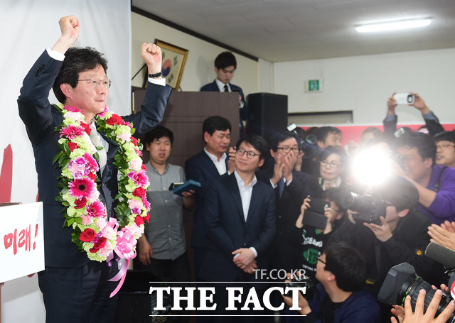 유승민 무소속 대구 동구을 후보가 제20대 총선 당선을 확정하자 두 팔을 들고 기뻐하고 있다. /대구=배정한 기자