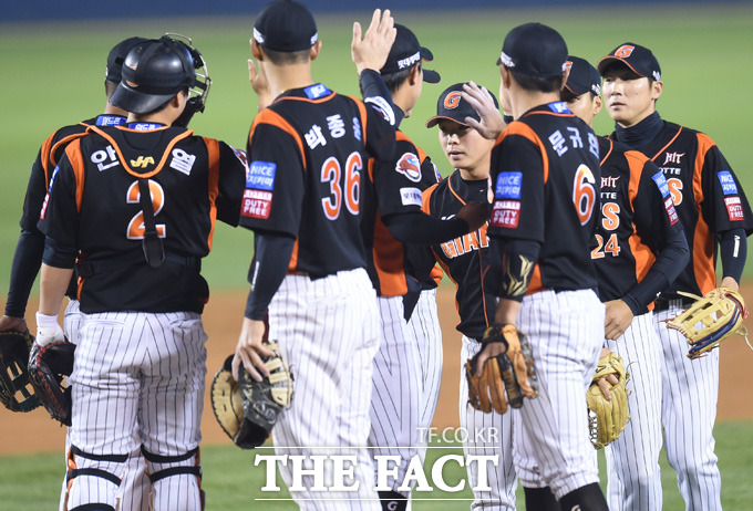 9-0으로 승리를 거둔 롯데 선수들이 하이파이브를 나누고 있다.