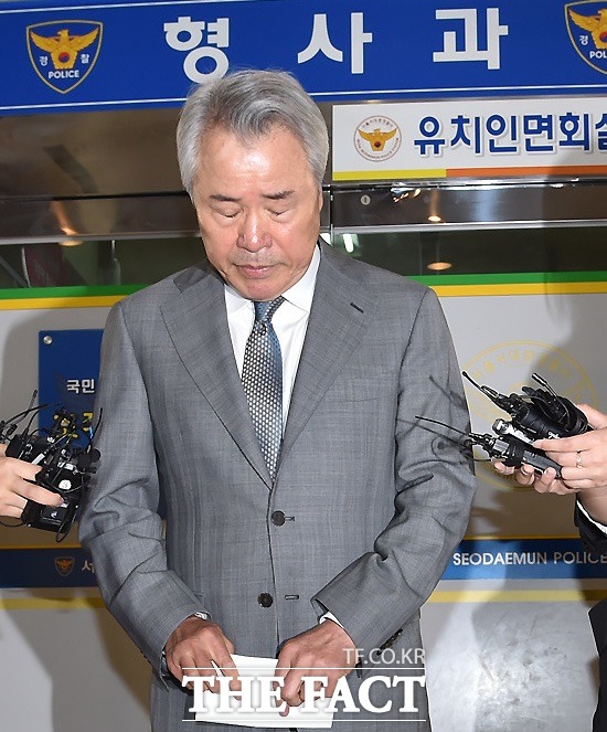 경비원 폭행 혐의로 검찰 조사를 받고 있는 정우현 미스터피자 회장이 검찰에 송치된 다음 날인 지난달 16일 피해자 황 씨와 합의했다. /이새롬 기자