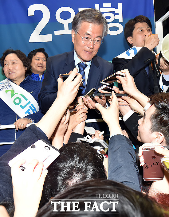 문 전 대표가 지난 12일 오후 서울 도봉구 쌍문역 일대를 찾아 도봉갑 인재근 후보와 도봉을 오기형 후보의 지원 유세를 하며 시민들에게 사인을 하고 있다./이새롬 기자