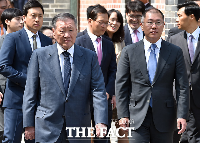 정몽구 현대차그룹 회장(왼쪽)과 정의선 부회장이 15일 오후 서울 중구 명동성당에서 열린 장녀 정성이 이노션 고문의 아들 선동욱 씨와 채형석 애경그룹 총괄부회장 차녀 채수연 씨의 결혼식에 참석하고 있다.