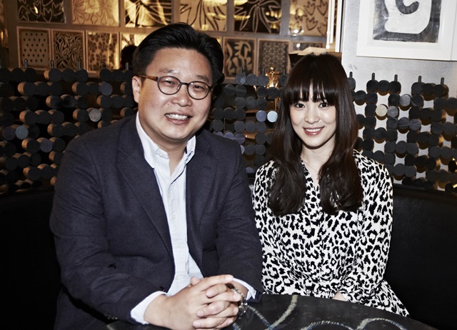 송혜교 한글 안내서 작업. 배우 송혜교(왼쪽)와 서경덕 교수가 임시정부청사에 한글 안내서를 기증했다. /서경덕 연구팀 제공