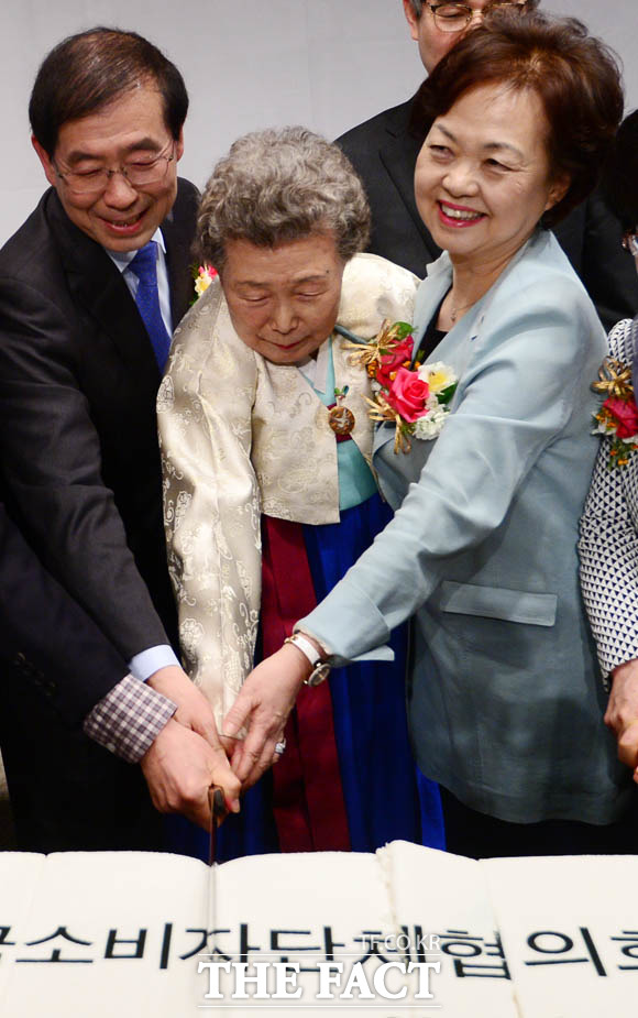 커팅하는 박원순 시장과 김천주 한국여성소비자연합 회장-김자혜 한국소비자단체협의회 회장