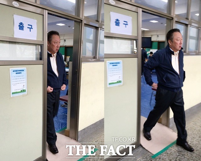 박용만 두산인프라코어 회장은 13일 제20대 총선일에  재벌 총수로는 드물게 투표하고 나오는 모습이 <더팩트>카메라에 잡혀 눈길을 끌었다. /한남동=서민지 기자