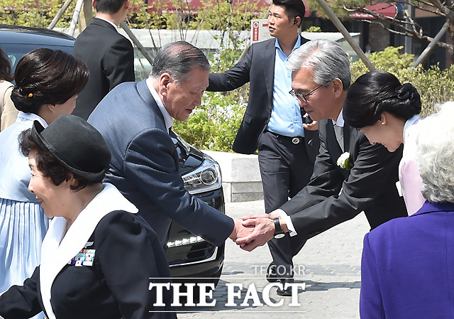 정몽구 현대차그룹 회장(왼쪽)이 15일 오후 서울 중구 명동성당에서 열린 장녀 정성이 이노션 고문의 아들 선동욱 씨와 채형석 애경그룹 총괄부회장 차녀 채수연 씨의 결혼식에 참석해 사돈 식구들과 인사를 나누고 있다.