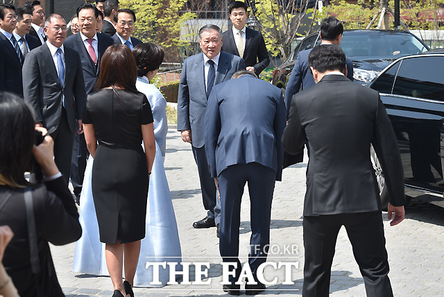 정몽구 현대차그룹 회장은 15일 서울 중구 명동성당에서 열린 외손자의 결혼식에 현대차의 최고급 기함 EQ900을 타고 참석해 사위이자 이날 혼주인 선두훈 대전선병원 이사장의 인사를 받고 있다. / 명동성당=이새롬 기자