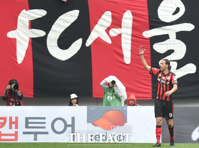 서울 데얀이 팀 세번째골을 성공시키고 환호하고 있다.