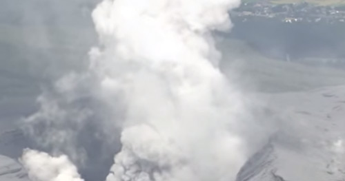 16일 규모 7.3의 강진이 발생한 구마모토현에 있는 활화산 아소산에서 이날 오전 분화가 진행 중인 것으로 확인됐다.(사진은 지난해 9월 분화한 아소산 분화구의 모습) / 유튜브 캡처