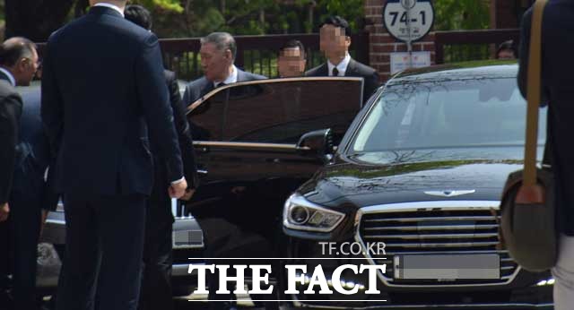 정몽구 현대차그룹 회장이 15일 오후 서울 중구 명동성당에서 열린 장녀 정성이 이노션 고문의 아들 선동욱 씨와 채형석 애경그룹 총괄부회장 차녀 채수연 씨의 결혼식을 참석한 뒤 업무용 차량인 EQ900에 승차하고 있다. /장병문 기자