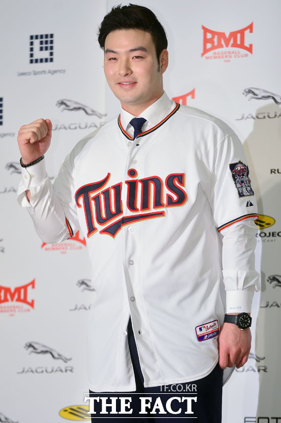 해결사 박병호! 박병호가 8회에 장타를 뽑아내며 이틀 연속 미네소타의 승리를 이끌었다. 사진은 박병호가 올해 1월 미네소타 입단 국내 기자회견에서 파이팅 하는 장면. /남윤호 기자