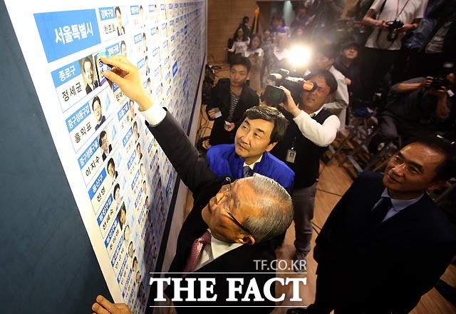 김 대표는 17일 이춘석(전북 익산·3선), 김영춘(부산 진갑·3선) 전 의원을 비상대책위원으로 추가로 임명하면서 9인 체제를 완성했다./이효균 기자