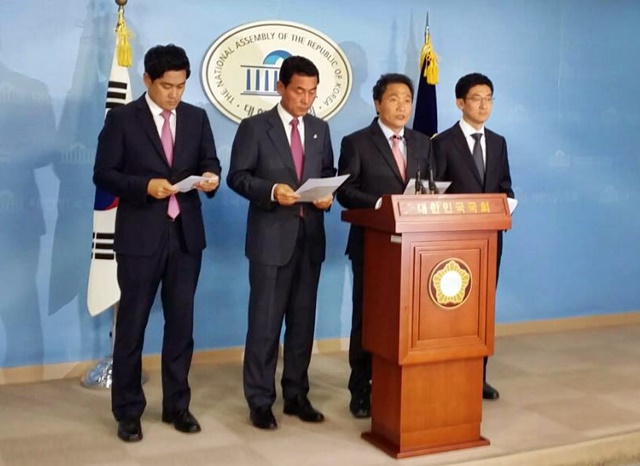 새누리당 김세연·오신환·이학재·황영철 의원은 17일 국회 정론관에서 기자회견을 열고 새로운 원내대표가 비대위원장을 해야 한다면서 원유철 원내대표의 비대위원장 내정에 대해 집단 반발했다./이학재 페이스북