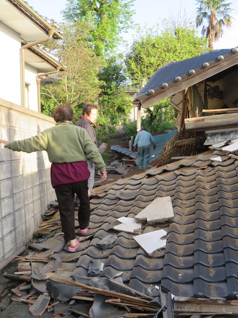 지진 발생으로 지붕이 무너진 집 사이로 주민들이 조심스럽게 이동하고 있다. /닛칸스포츠 제공