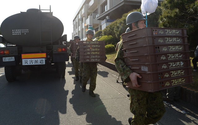 일본 정부가 피해 주민들을 위한 긴급 구호품을 옮기고 있다. /닛칸스포츠 제공