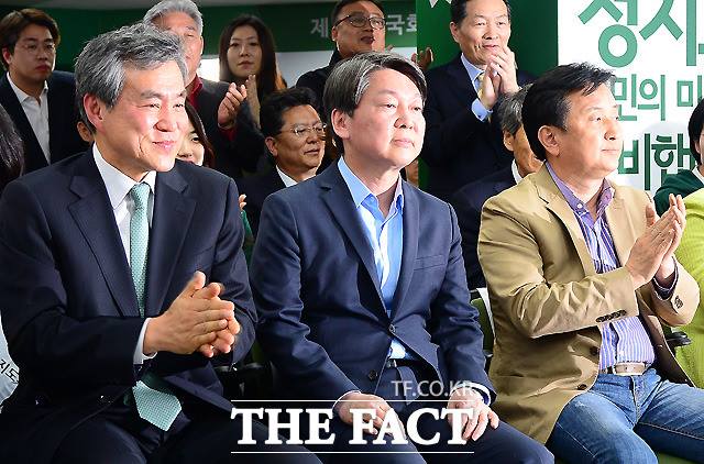 안철수(가운데) 국민의당 상임 공동대표가 제20대 국회의원선거 투표가 마감된 지난 13일 오후 서울 마포 국민의당 당사를 찾아 당지도부들과 함께 출구 조사 결과를 지켜보고 있다. /이새롬 기자