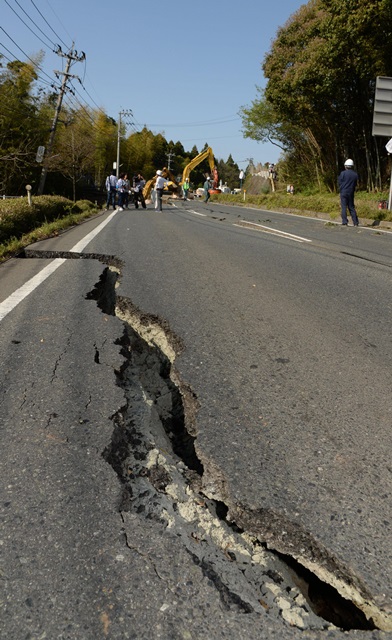 지진 여파로 도로가 갈라지면서 일본 정부에서는 피해복구 대책에 집중할 것이라고 밝혔다. /닛칸스포츠 제공