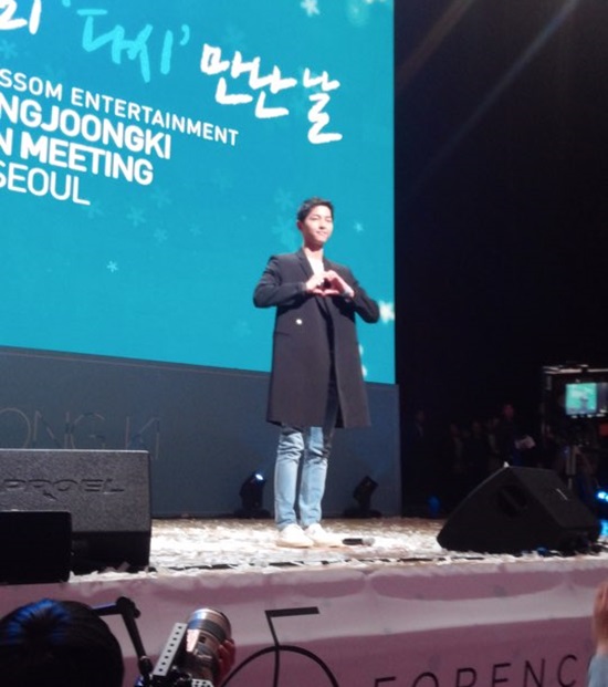 팬미팅으로 팬들을 만난 송중기. 배우 송중기가 17일 오후 팬미팅 우리 다시 만난 날을 개최해 4000여명의 팬과 즐거운 시간을 보냈다. /독자 제공