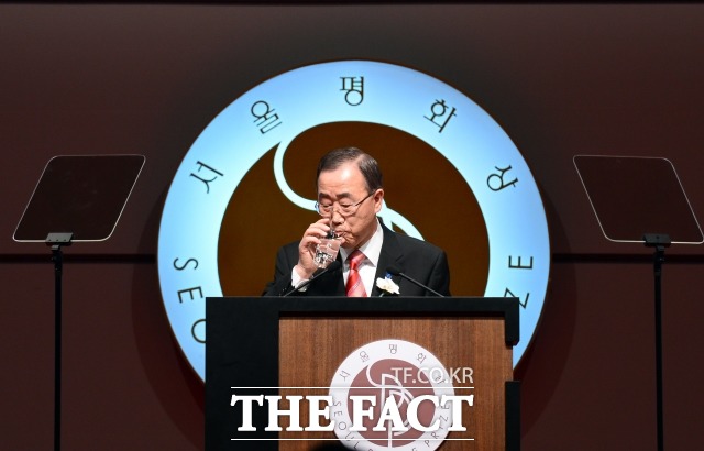 1985년 미국 하버드대학에서 연수 중이던 반기문 외무부 참사관은 그해 1월 7일 미국의 학계와 법조계 인사들이 망명 중인 김 전 대통령의 안전한 귀국을 요청하는 서한을 당시 전두환 대통령에게 보낼 것이라는 정보를 하버드대 교수로부터 정보를 입수해 상부에 보고했다. 2012년 서울평화상을 수상하는 반 총장./임영무 기자