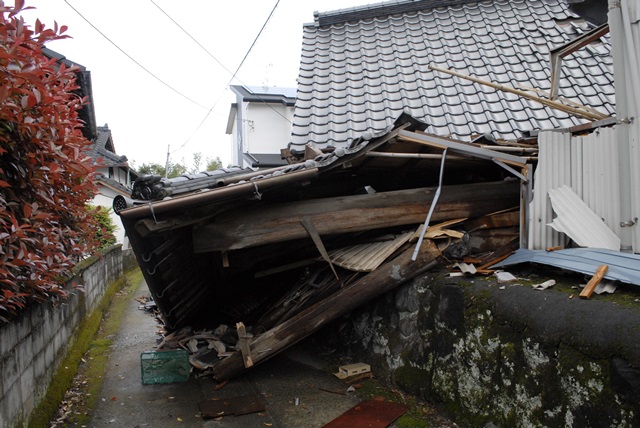 지난 14일 규모 6.5 지진이 발생한 일본 규슈 일원에서 16일 다시 규모 7.3 강진을 비롯해 70여 차례의 여진이 이어지면서 건물이 무너지고 사망자가 나오는 등 피해가 속출하고 있다. /닛칸스포츠 제공
