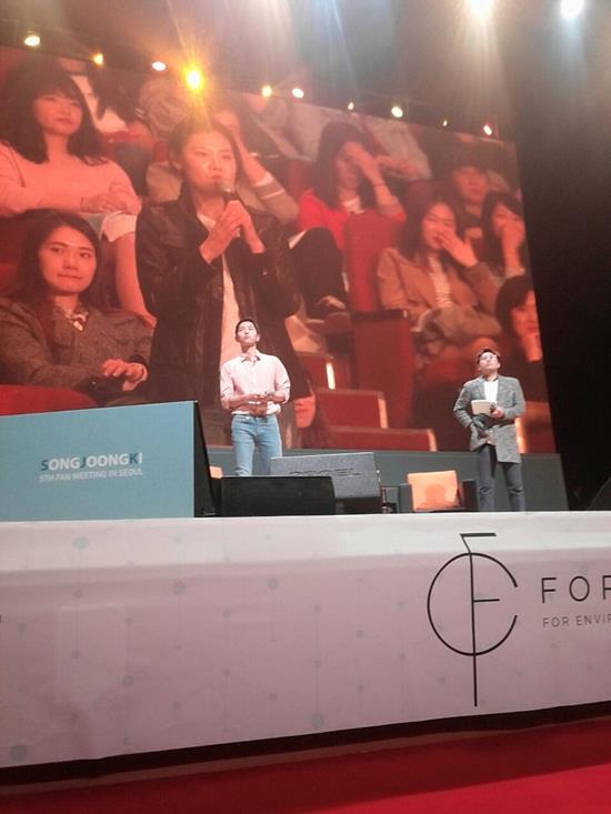 태양의 후예의 반응이 뜨거운 만큼 성숙한 팬문화도 절실. 송중기가 17일 오후 경희대 평화의 전당에서 팬미팅을 갖고 팬들로부터 열렬한 환영을 받았다. /독자제공