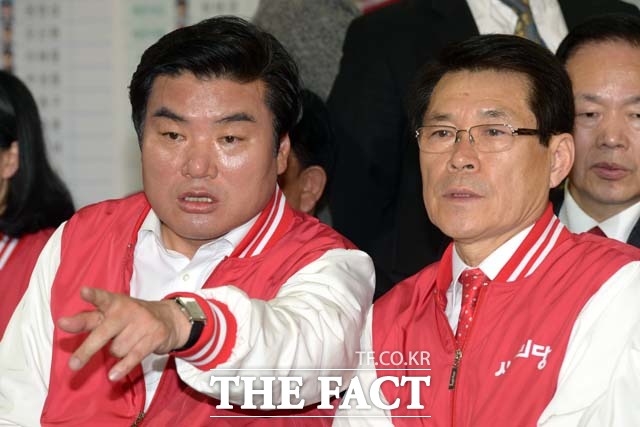 원유철(왼쪽) 새누리당 공동선대위원장이 제20대 총선 투표가 종료된 지난 13일 저녁 서울 여의도 새누리당사에서 출구 초사를 지켜보고 있다. /임영무 기자
