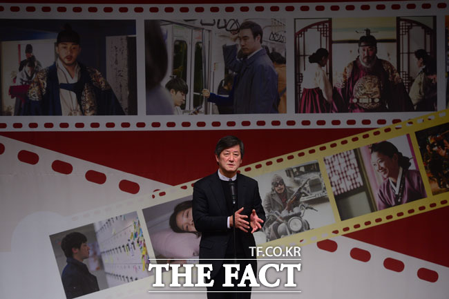 겨울이 지나면 봄이 옵니다 지난 1월 제7회 올해의 영화인으로 수상한 이용관 부산국제영화제 집행위원장이 수상소감을 말하고 있다. /남윤호 기자