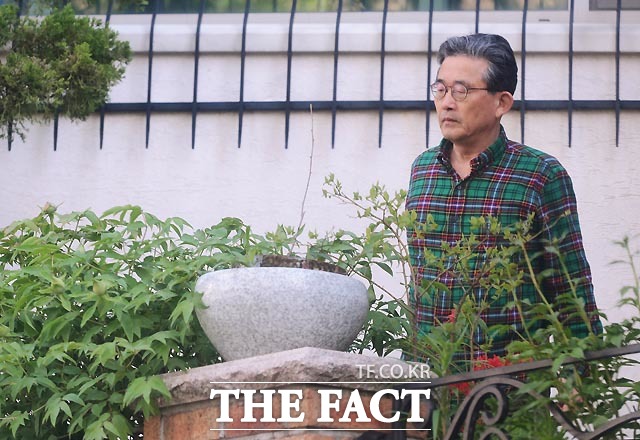 공천 칼자루를 휘두른 이한구 전 새누리당 공천관리위원장이 총선 참패 후 비난 여론을 의식한 듯 칩거 중인 상태에서 집안의 화초를 돌보는 모습이 19일 더팩트 취재진에 단독 포착됐다./분당=문병희·이덕인 기자